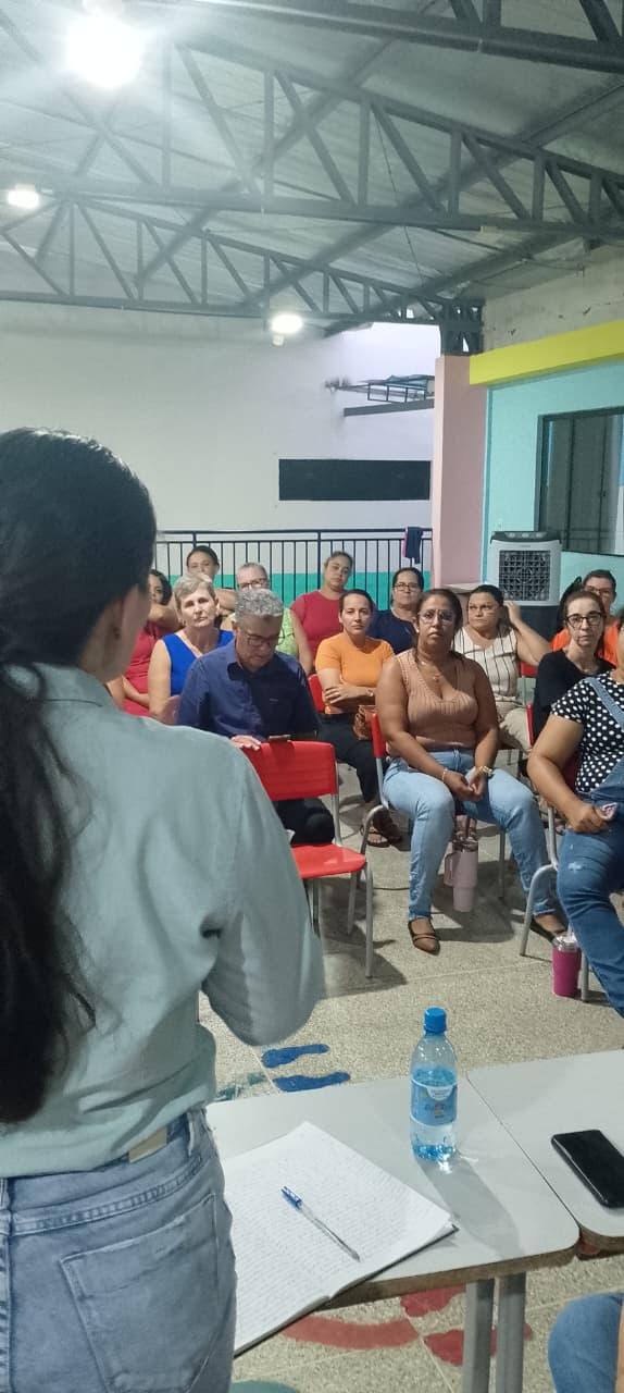 Gislaine Soares, secretária, repassando informações sobre a reunião que tivemos mais cedo com o prefeito.